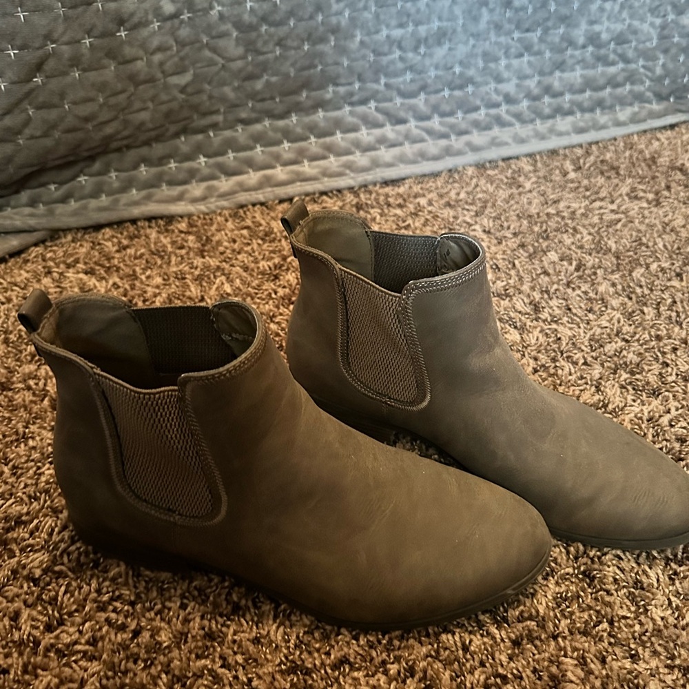 Gray ankle boots ✨